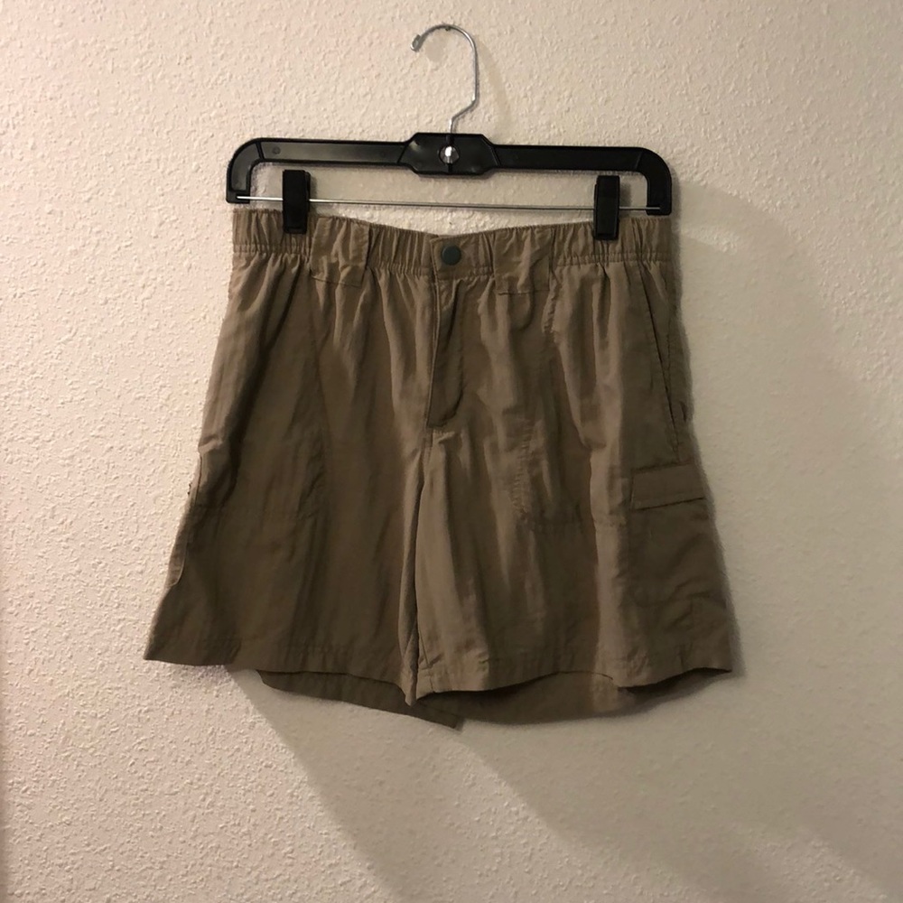 Columbia hiking shorts with multiple pockets